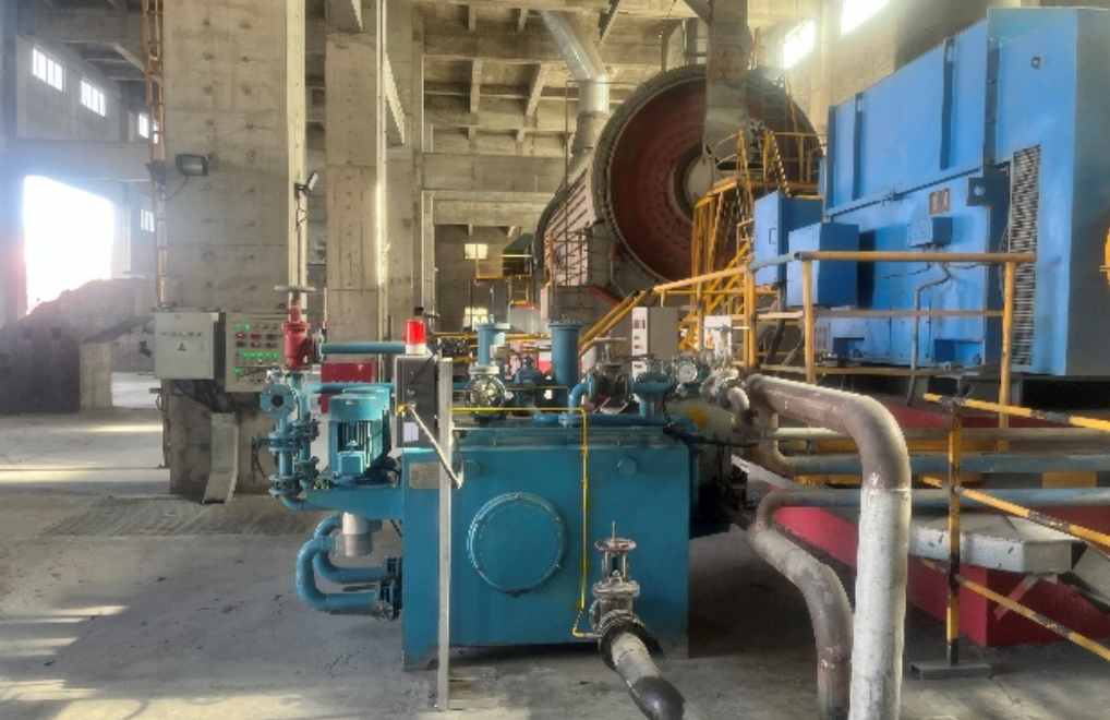 新疆中材水泥磨辊压机减速机应用案例:智能在线油液监测系统助力设备稳定高效运行 图1